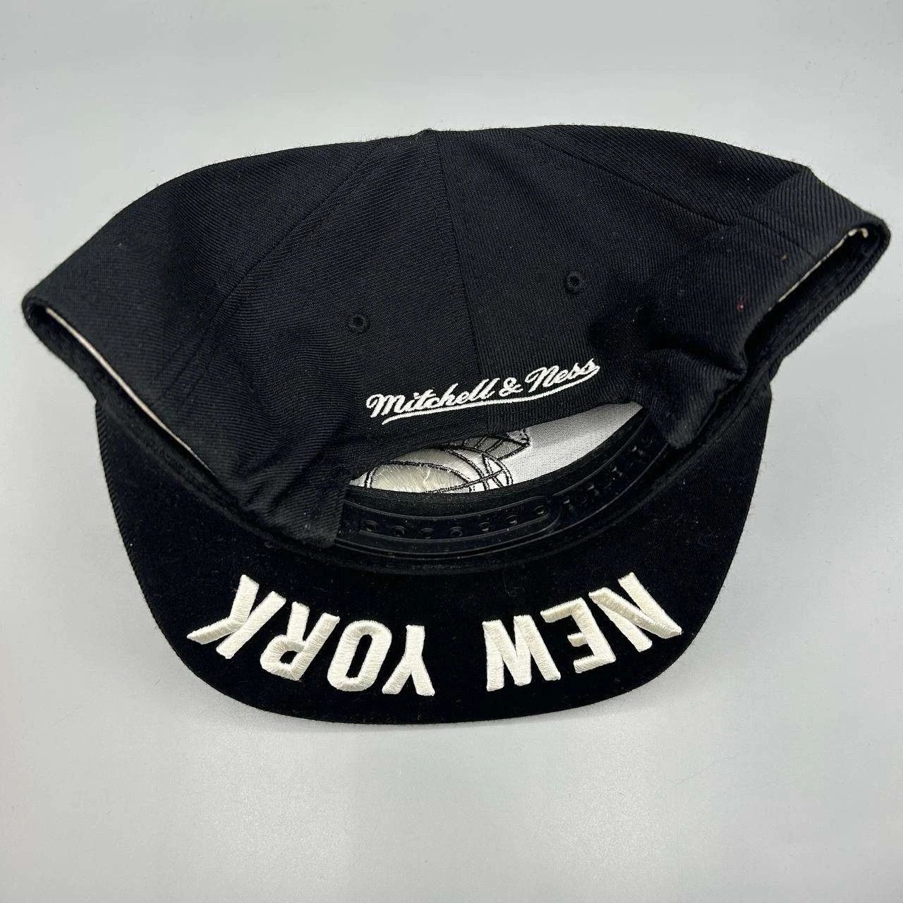 Mitchell & Ness New York Knicks Hat Men Black Embroidered Snap Back Cap Size ONE SIZE - 4 Thumbnail