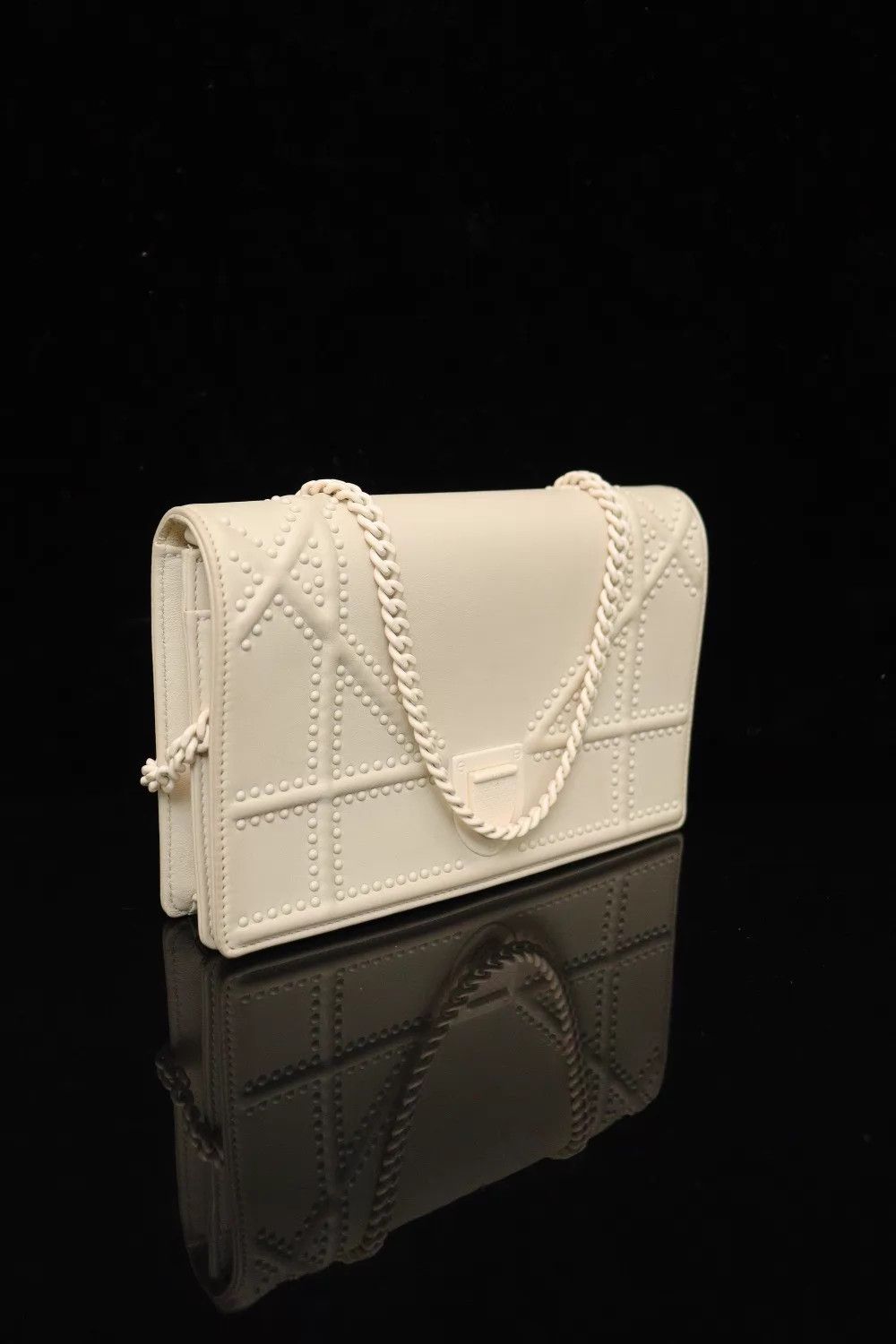 Dior Dior Shield Matte White Chain Bag 19x12 Size ONE SIZE - 2 Thumbnail