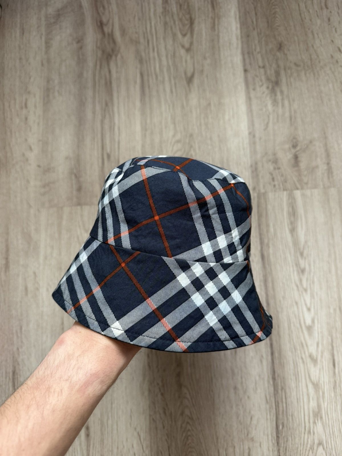 Burberry Burberry Reversible Bucket Hat Nova Check / Navy Size ONE SIZE - 1 Thumbnail