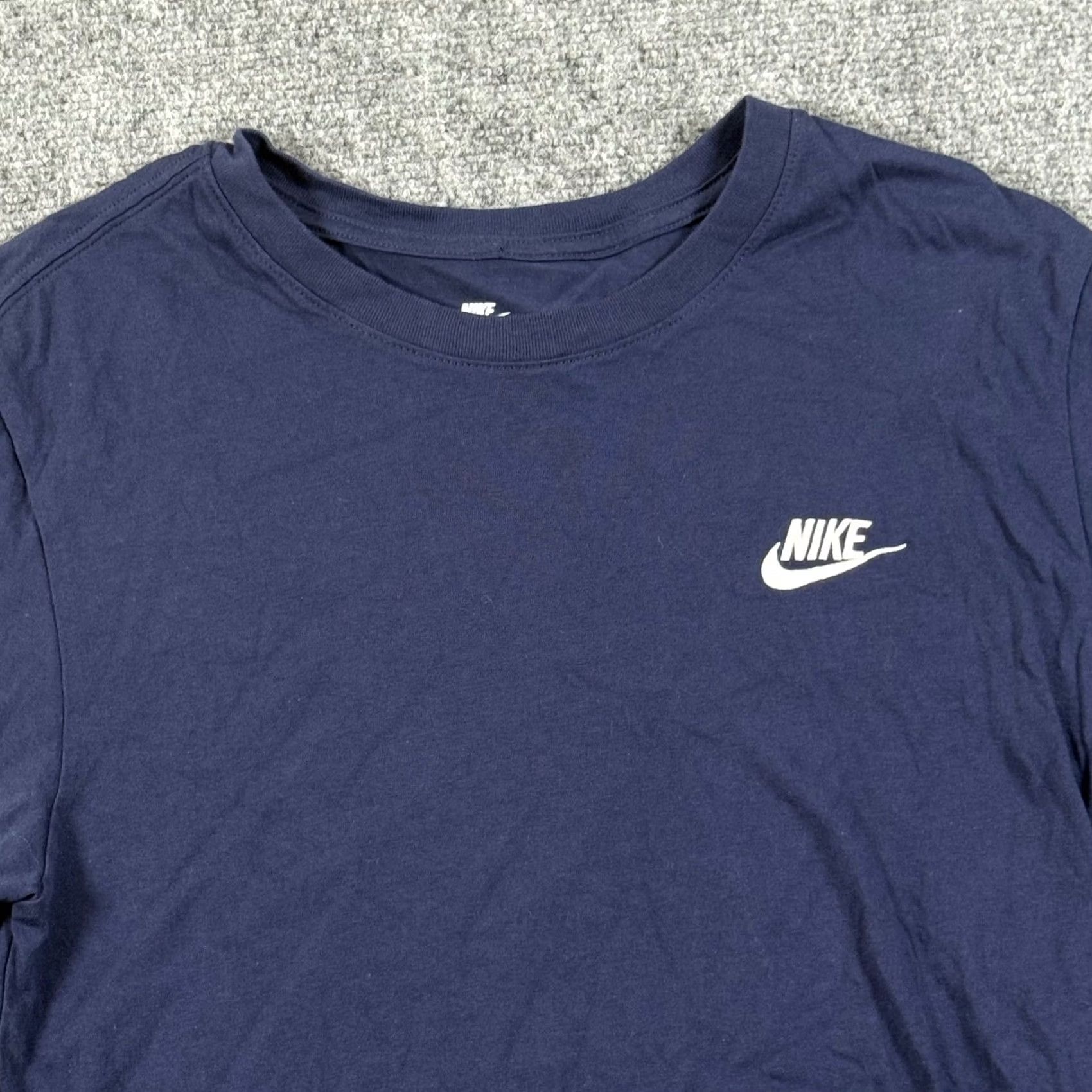 Nike Nike The Nike Tee Crew Neck SS Everyday T-Shirt Mens S Athletic Lightweight Blue Crew Neck Short Sleeve Cotton Nike Shirt Mens Regular Fit Size US S / EU 44-46 / 1 - 2 Thumbnail