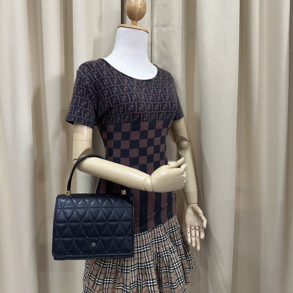 Valentino ‼️LD‼️ VALENTINO GARAVANI QUILTED VLOGO GOLD HARDWARE HANDBAG Size ONE SIZE - 1 Thumbnail