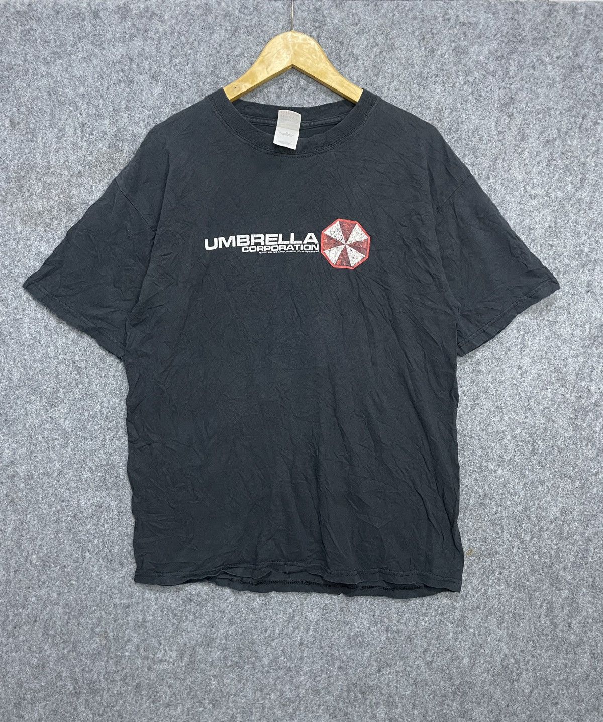 Vintage Vintage 2005 Resident Evil Umbrella T-Shirt Size US L / EU 52-54 / 3 - 1 Thumbnail