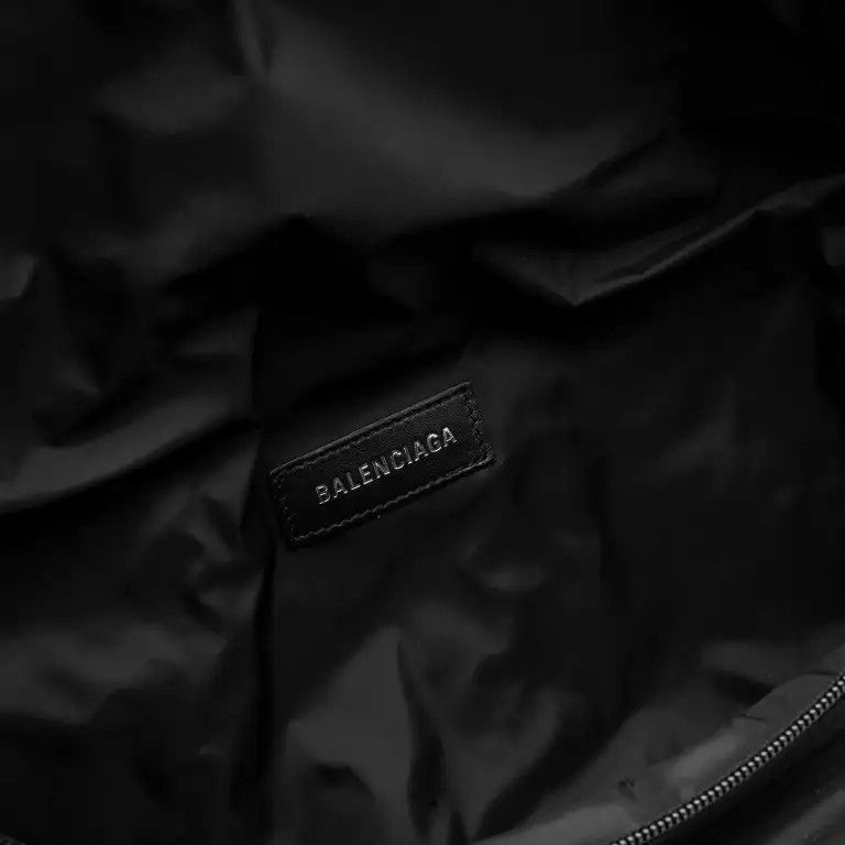 Balenciaga o1tr1nto0526 Size: OS / Army Large Beltpack in Black Size ONE SIZE - 5 Thumbnail