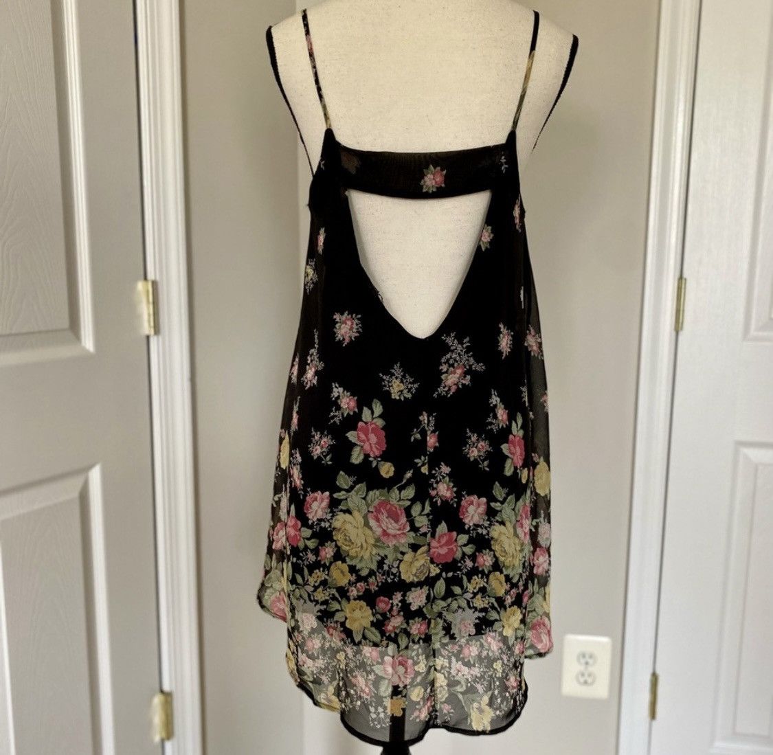 Forever 21 FOREVER 21 MINI FLORAL SLIP DRESS CUTOUT BACK Size L / US 10 / IT 46 - 2 Thumbnail