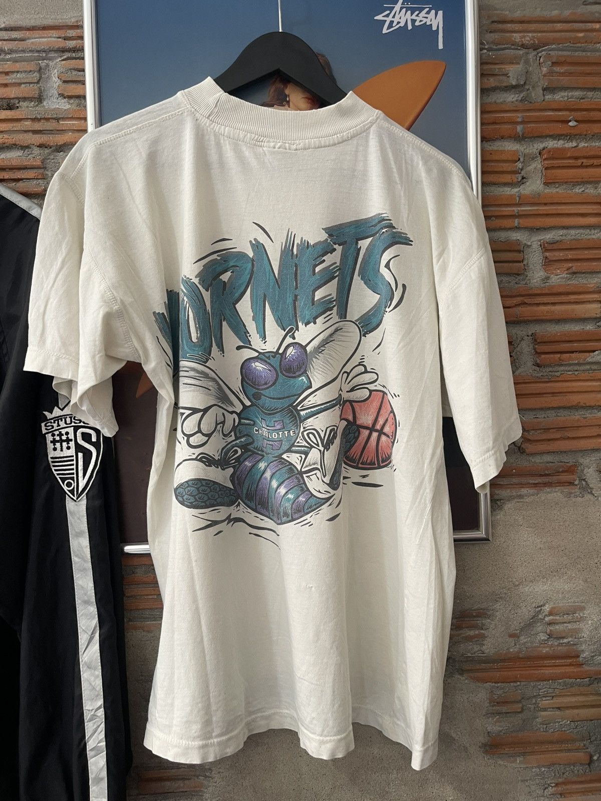 NBA Vintage 90s Charlotte Hornets Magic Johnson T’s NBA Graphic Size US M / EU 48-50 / 2 - 13 Thumbnail