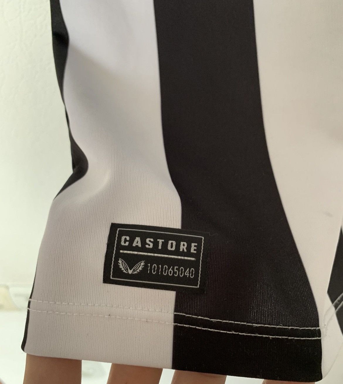 Castore NEWCASTLE UNITED CASTORE 2022/2023 HOME KIT SOCCER JERSEY Size US L / EU 52-54 / 3 - 5 Thumbnail
