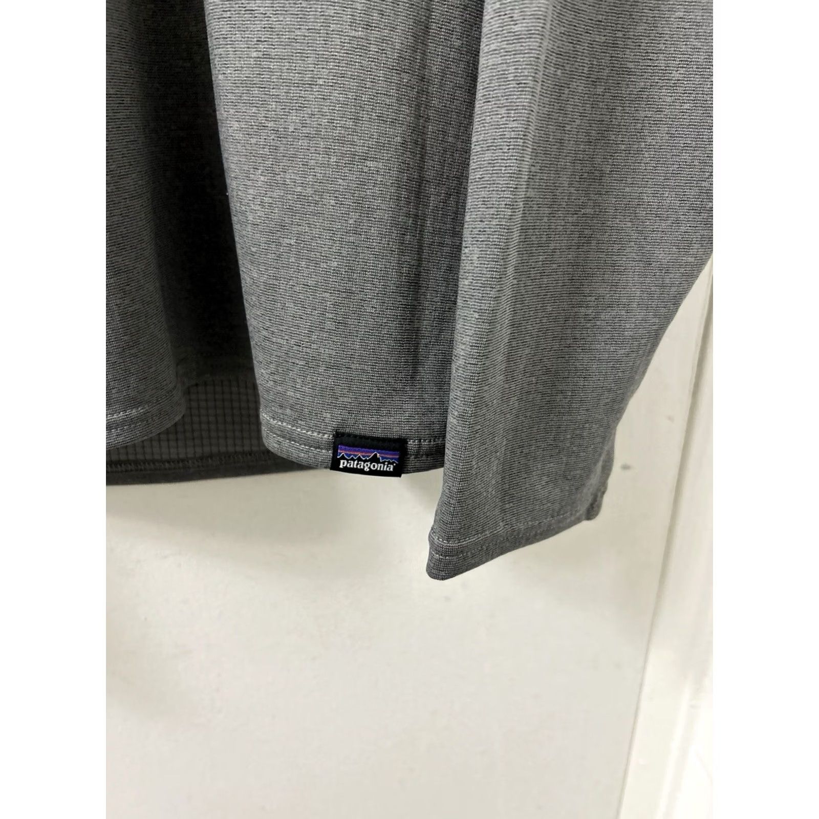 Patagonia Patagonia Capilene Base Layer Pullover Mens M Gray 1/4 Zip Quick Dry Breathable Mock Neck Long Sleeve Polyester Blend Knit 2018 44446 Size US M / EU 48-50 / 2 - 5 Thumbnail