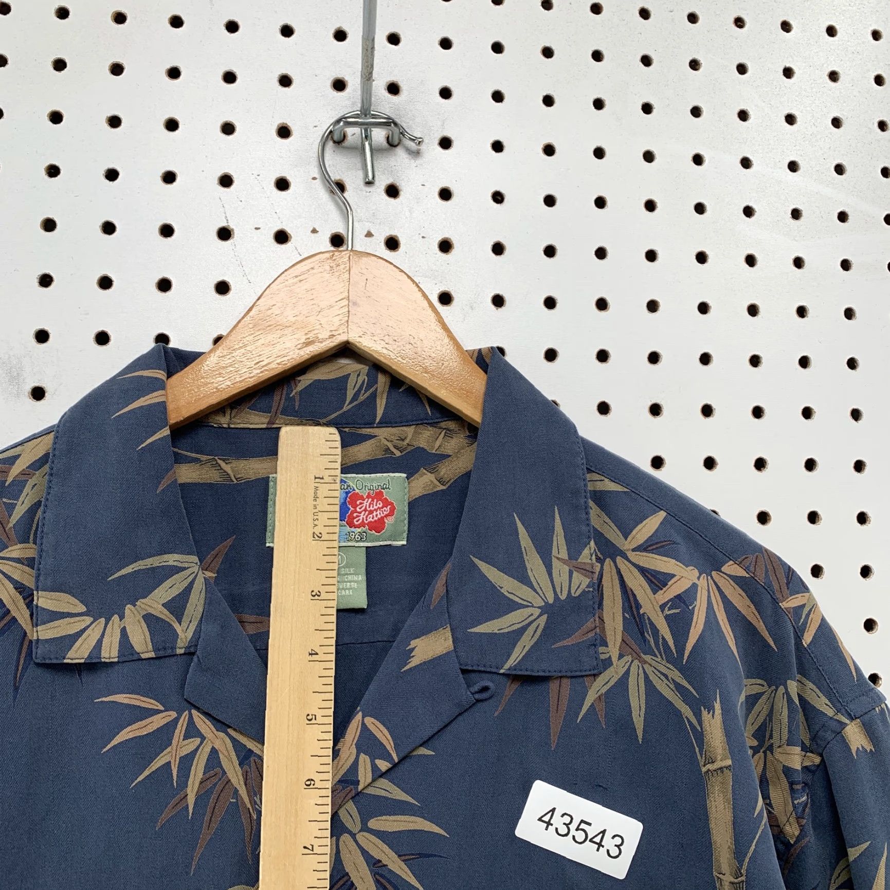 Hilo Hattie VINTAGE Hilo Hattie Shirt Hawaiian Button-Up Mens M Blue Floral Silk Short Sleeve 100% Silk Hawaiian Theme Mens Size US M / EU 48-50 / 2 - 5 Thumbnail