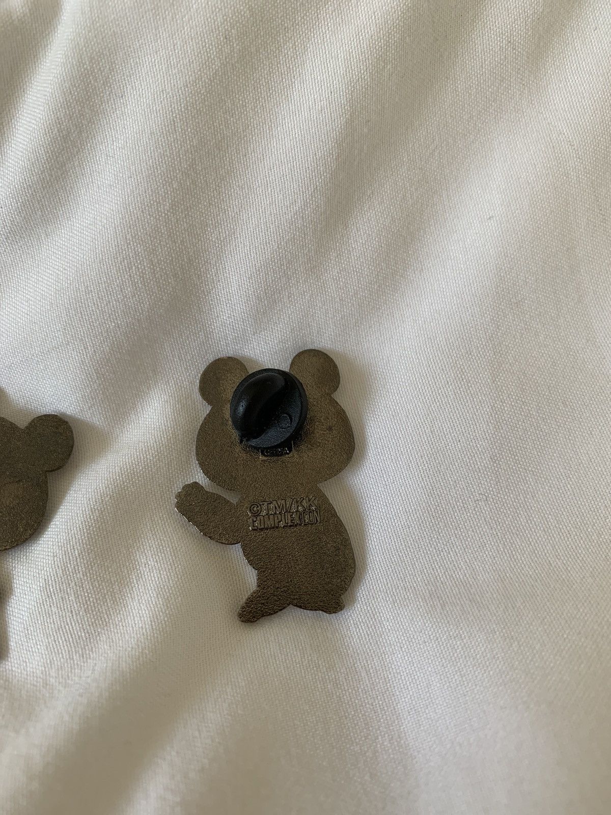 Complex × Takashi Murakami LOT OF 2 MURAKAMI x COMPLEXCON PINS Size ONE SIZE - 1 Thumbnail
