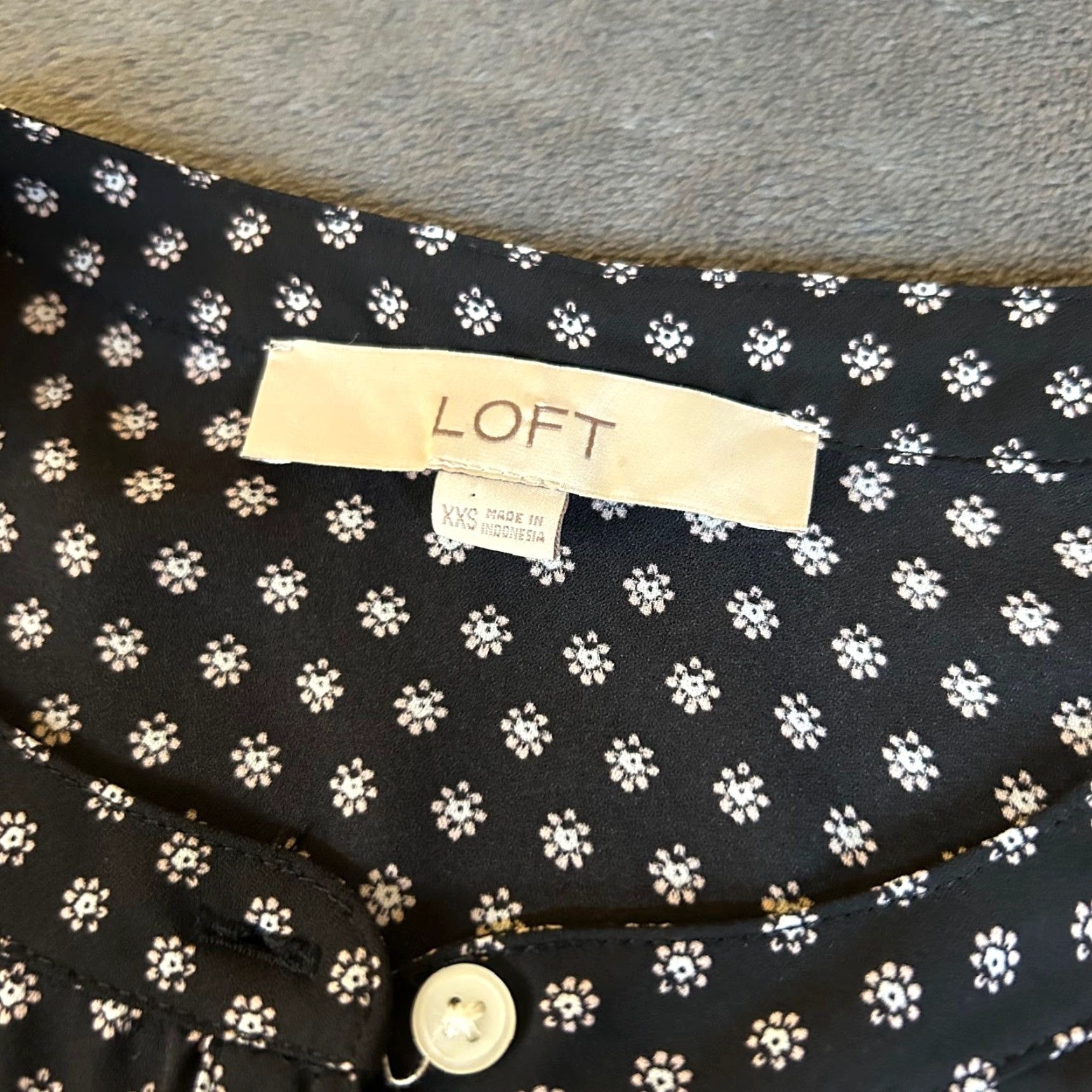 Loft LOFT Blouse Floral Button Up Short Sleeve Black White Womens XXS 2XS Tunic Rounded Hem Lightweight Easy Care Relaxed Fit Woman Shirt Size XXS / US 00 / IT 34 - 2 Thumbnail