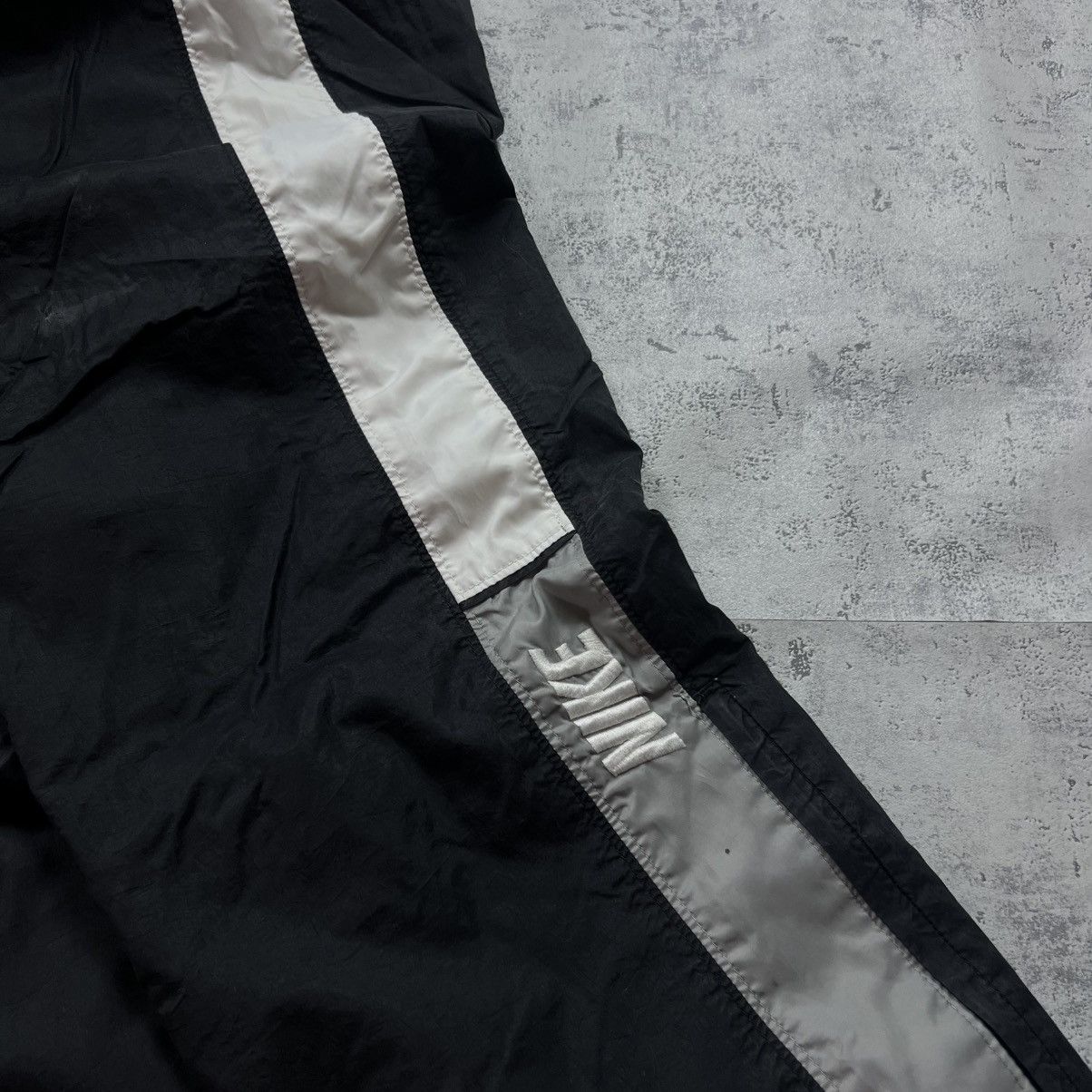 Nike 90s NIK EMBEOIDERED LOGO VINTAGE GORPCPORE PARACHUTE PANTS Size US 32 / EU 48 - 9 Thumbnail
