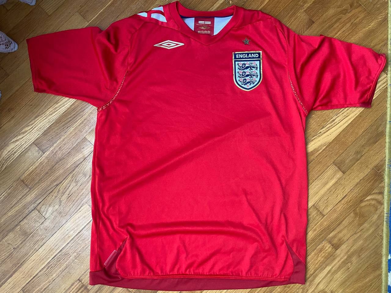 Umbro Umbro England national team soccer jersey Size US L / EU 52-54 / 3 - 1 Thumbnail