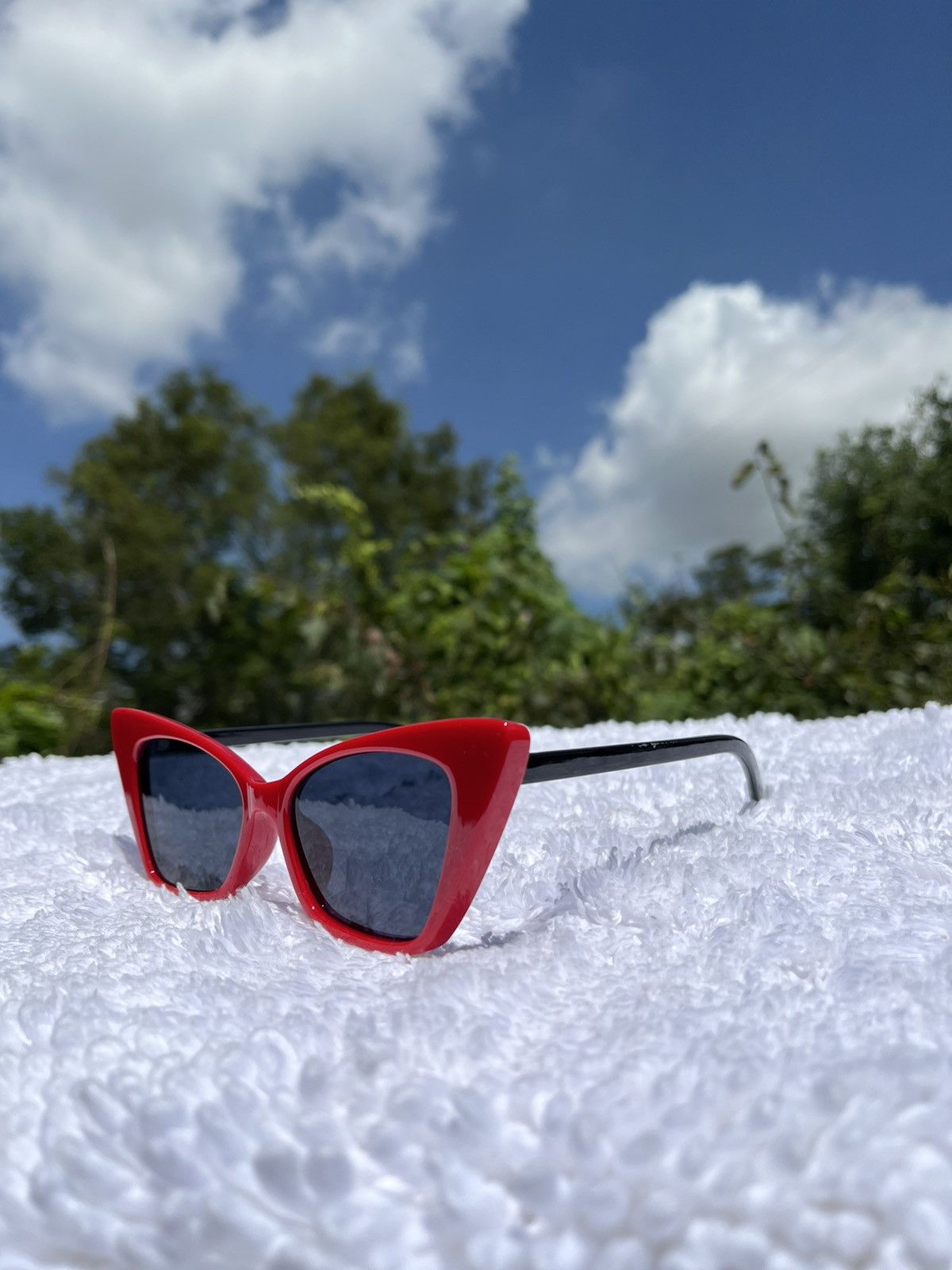 Vintage Bright Retro red cat eye sunglasses with blue black lens Size ONE SIZE - 1 Thumbnail