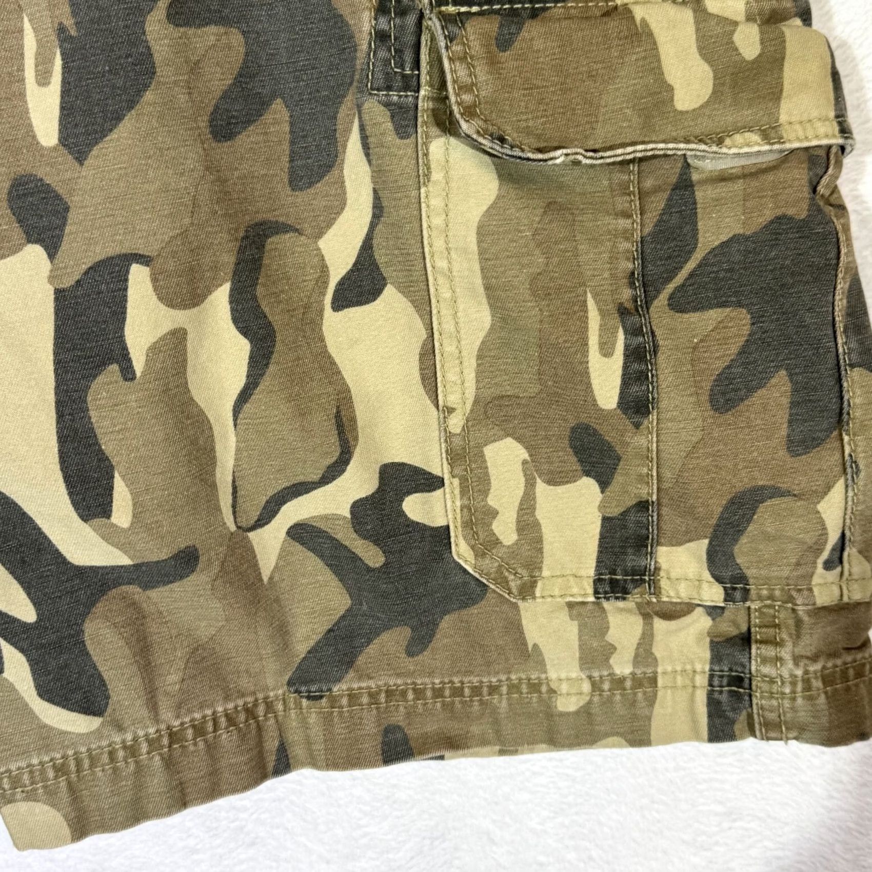 Izod Izod Cargo Shorts Men 38 Green Camouflage Cotton Classic Fit High-Rise Casual Pockets Summer Mens Size US 38 / EU 54 - 6 Thumbnail