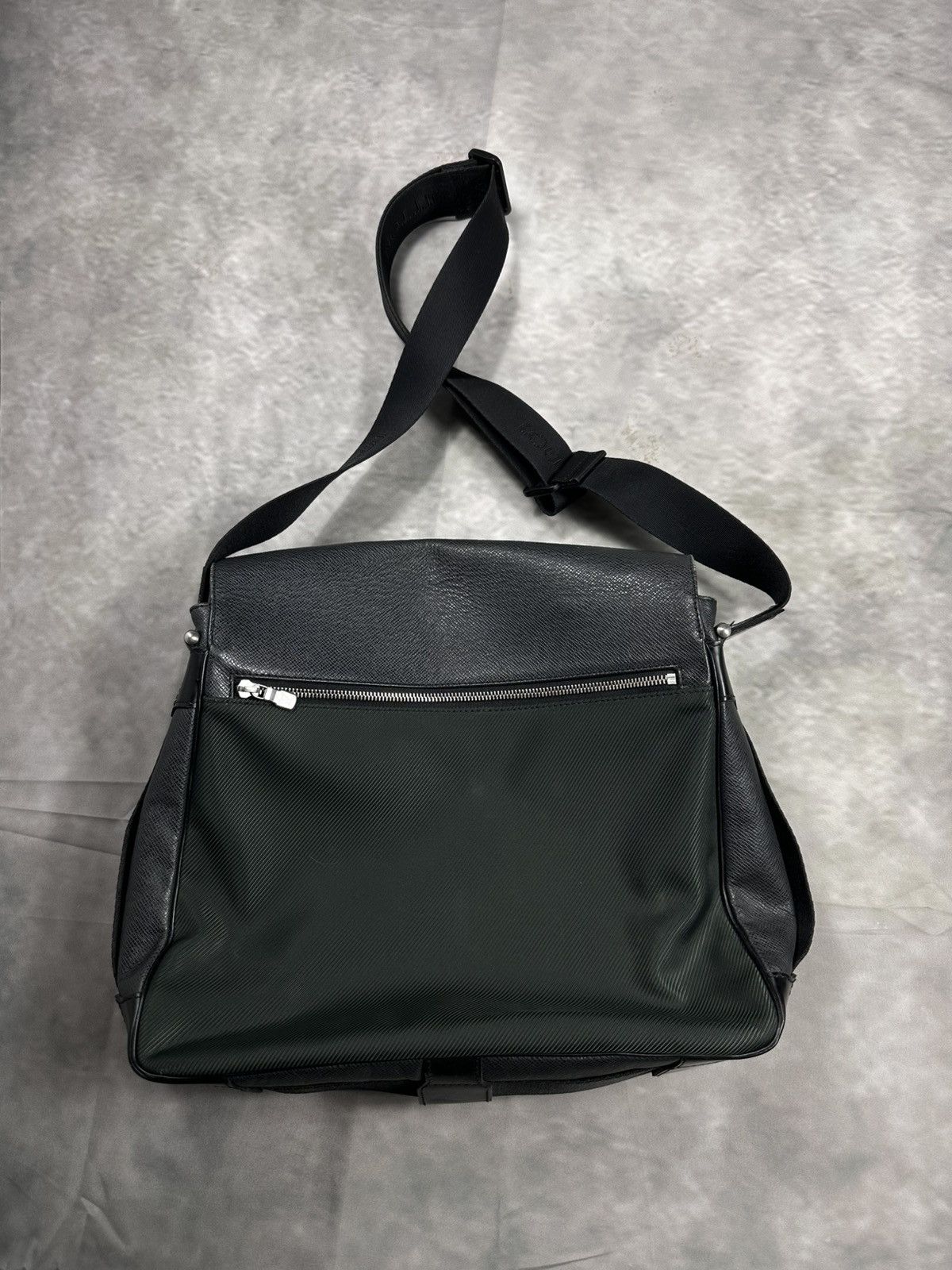 Louis Vuitton Louis Vuitton shoulder bag taiga viktor messenger Size ONE SIZE - 8 Thumbnail