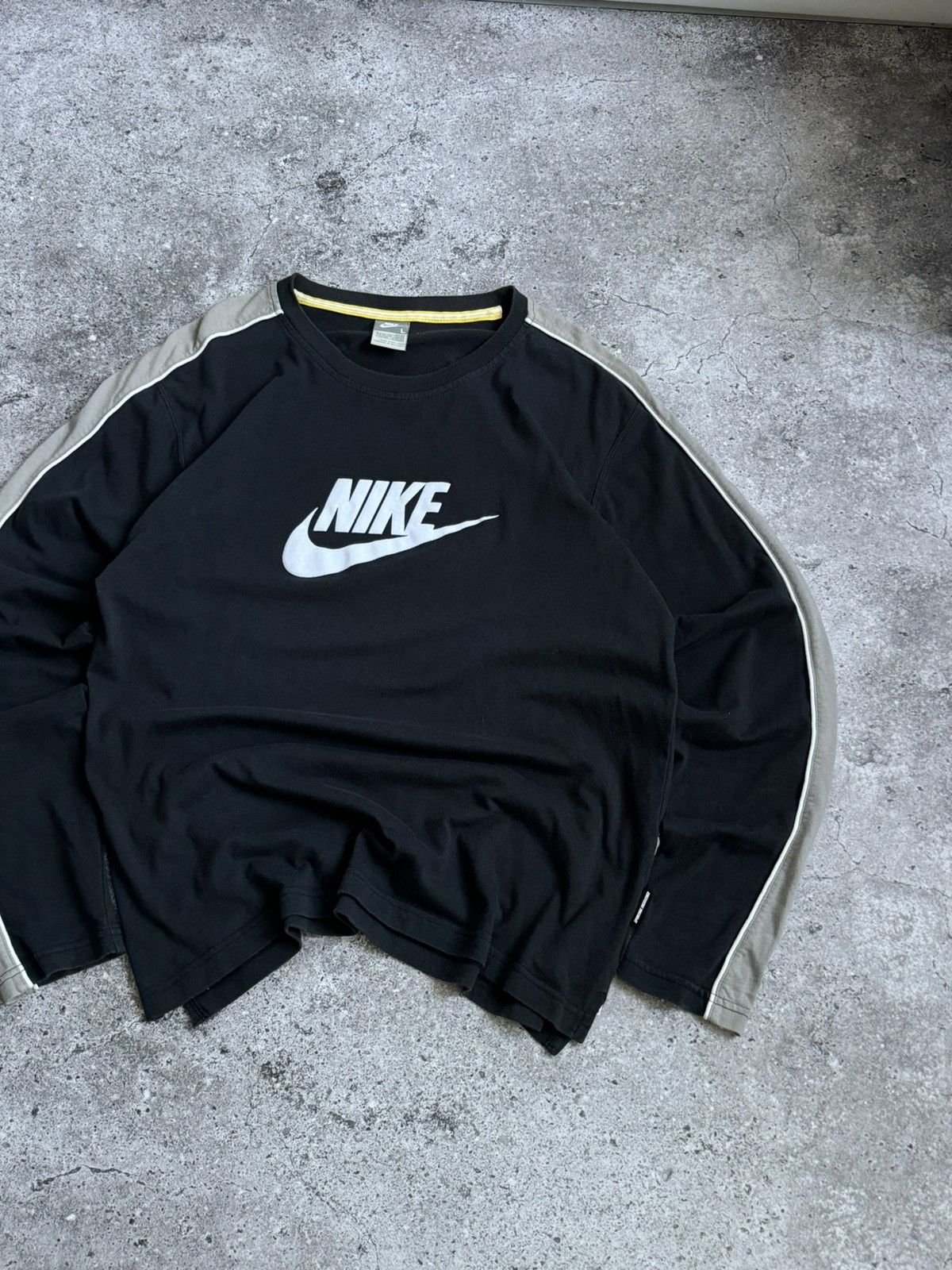 Nike × Vintage Vintage Nike Y2K big logo long sleeve sweatshirt Size US L / EU 52-54 / 3 - 3 Thumbnail