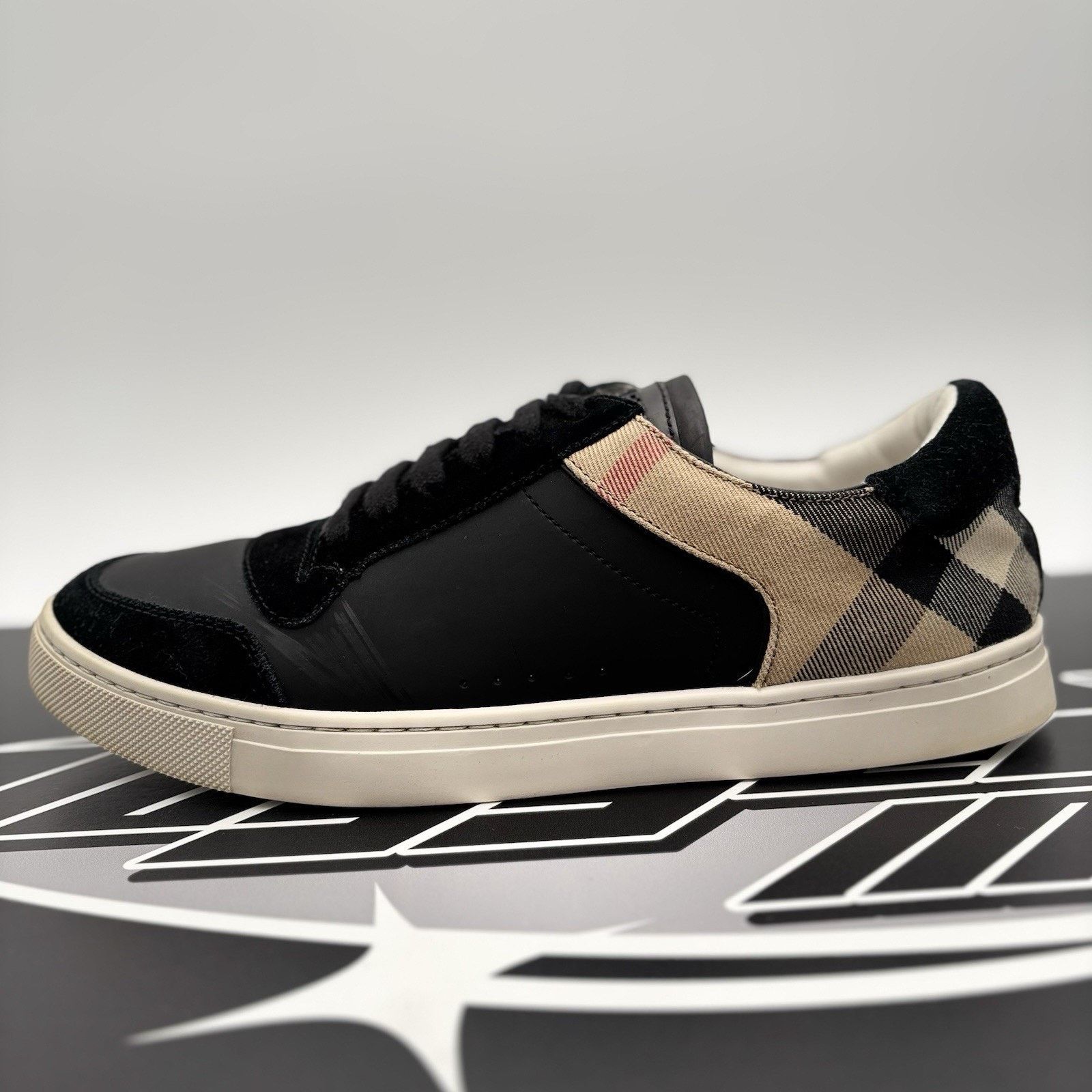 Burberry Burberry House Check ' Black Archive Beige White ' | GREAT! Size US 9 / EU 42 - 11 Thumbnail
