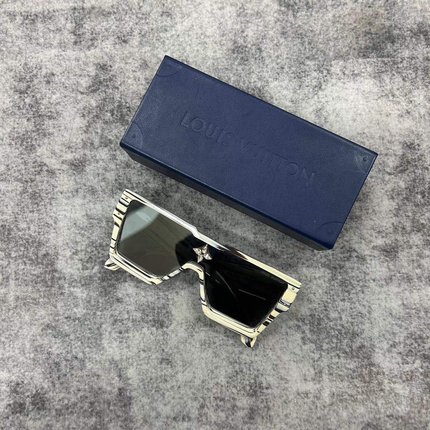 Louis Vuitton Louis Vuitton Sunglasses New Size ONE SIZE - 1 Thumbnail