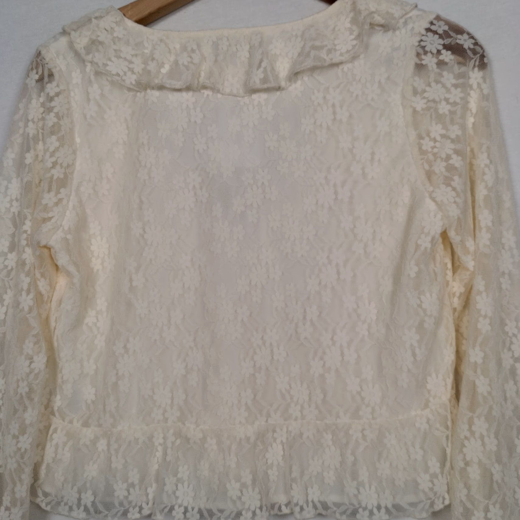 American Eagle Outfitters VINTAGE American Eagle Outfitters Shirt Small Cream Floral Lace Cropped Bell Sleeve V-Neck PULLOVER Fairycore Womens Size S / US 4 / IT 40 - 3 Thumbnail