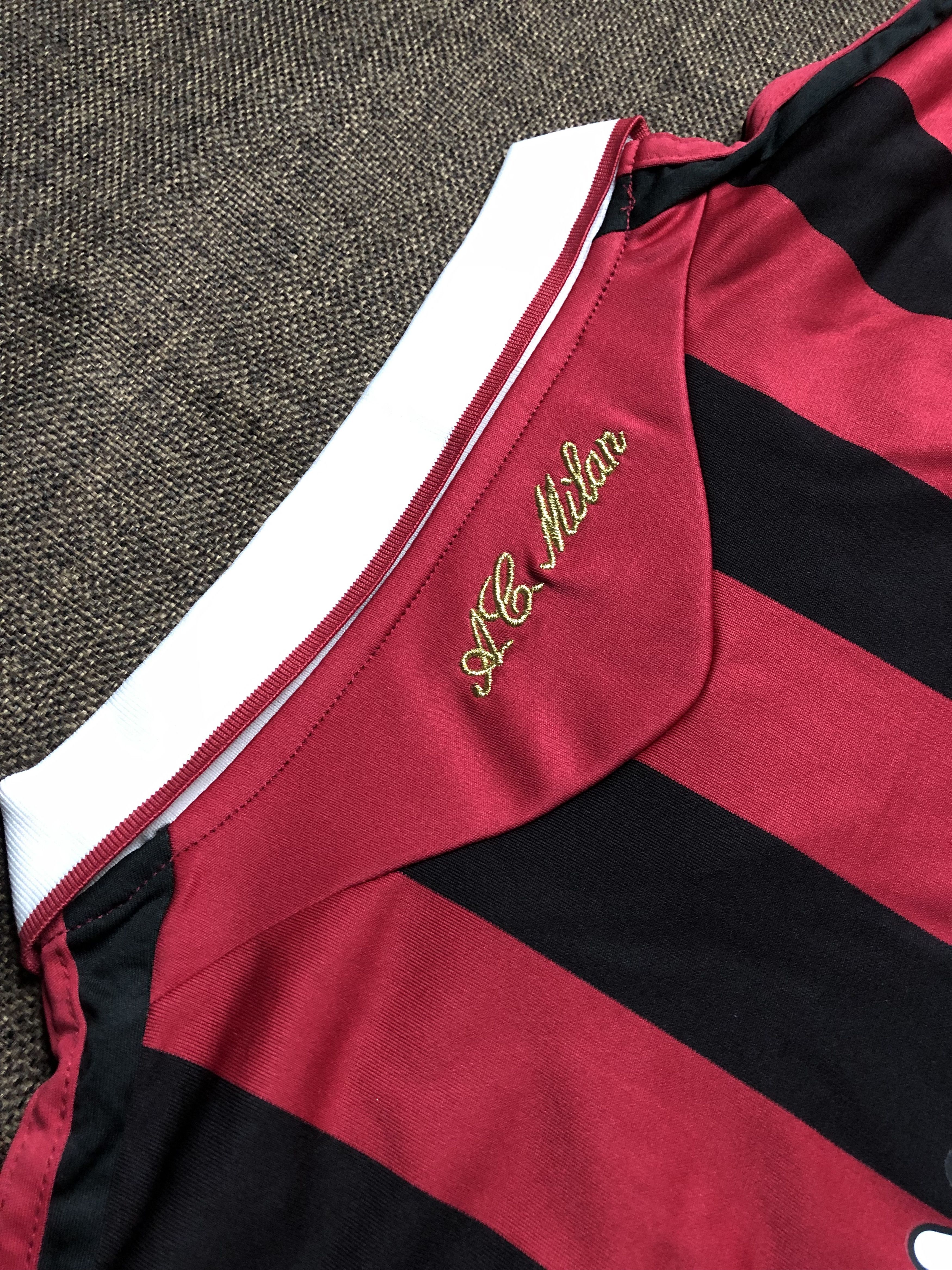 Vintage 10/11 AC Milan | Ronaldinho | Retro Home Jersey Size US XL / EU 56 / 4 - 7 Thumbnail