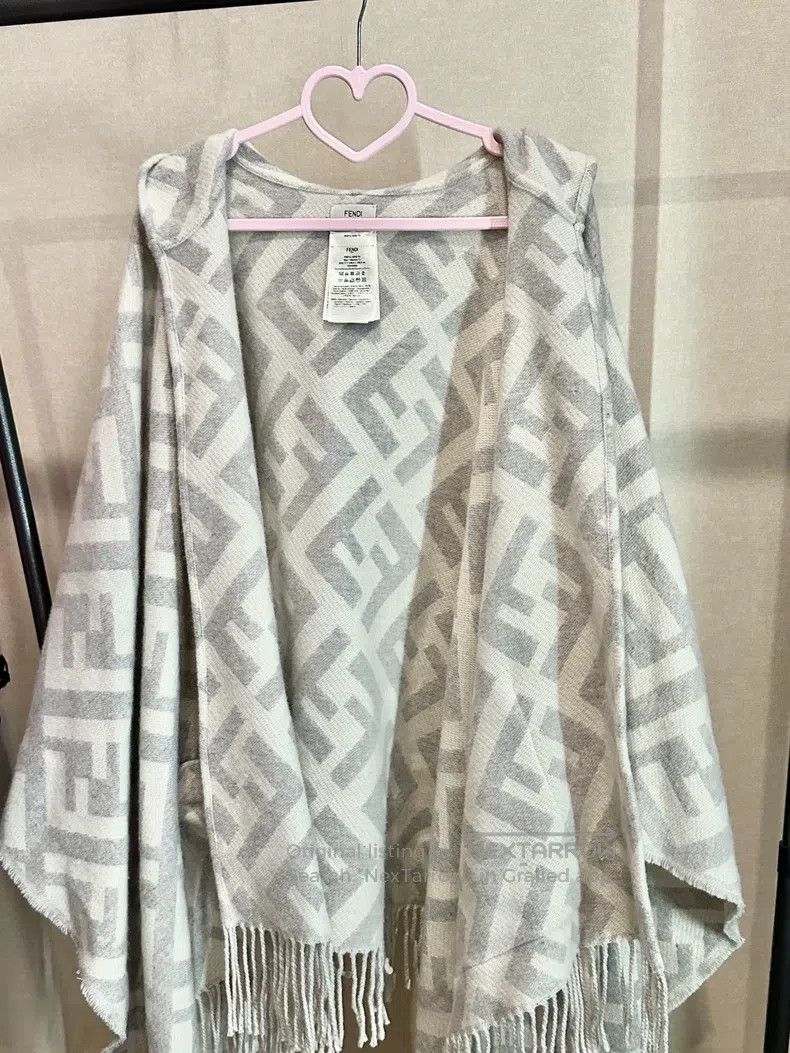 Fendi Fendi size 140*140 cm Cashmere Cloak Size M / US 6-8 / IT 42-44 - 1 Thumbnail