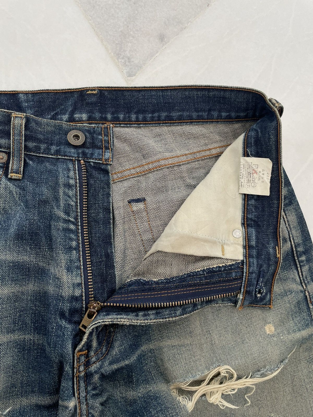 Levi's × Vintage VINTAGE 90s LEVIS THRASHED & DISTRESSED JEANS Size US 31 - 11 Thumbnail