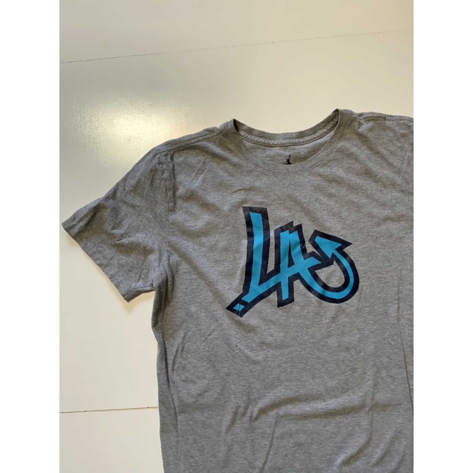 Jordan Brand Air Jordan Retro 10 Los Angeles LA Jumpman Crewneck Graphic S/S T-shirt Sz. L Men Gray Crew Neck Shirt Size US L / EU 52-54 / 3 - 3 Thumbnail