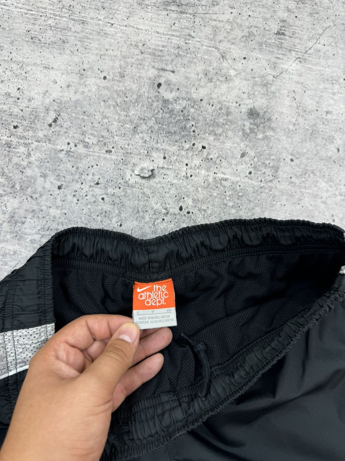 Nike Vintage Nike Swoosh Logo Nylon Drill Track Pants Joggers S Size US 30 / EU 46 - 15 Thumbnail