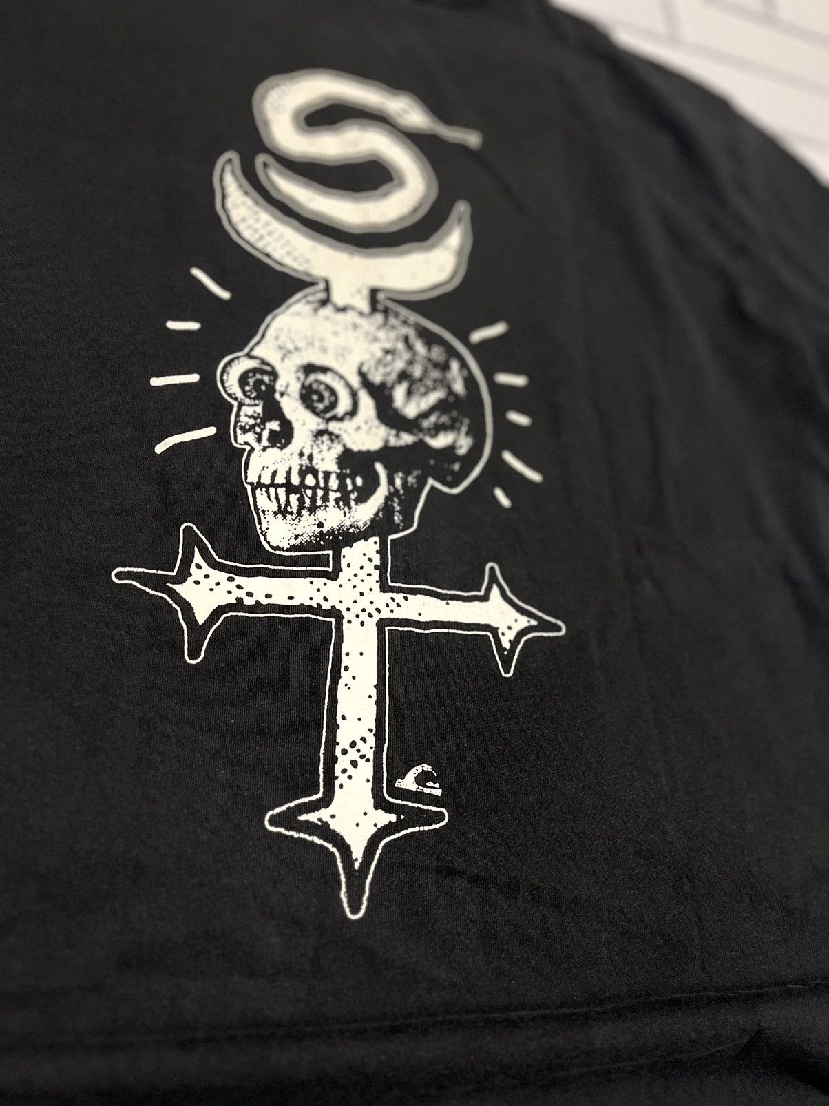 Quiksilver Quiksilver Vintage Skull Snake Cross Graphic T-Shirt Size US XL / EU 56 / 4 - 4 Thumbnail