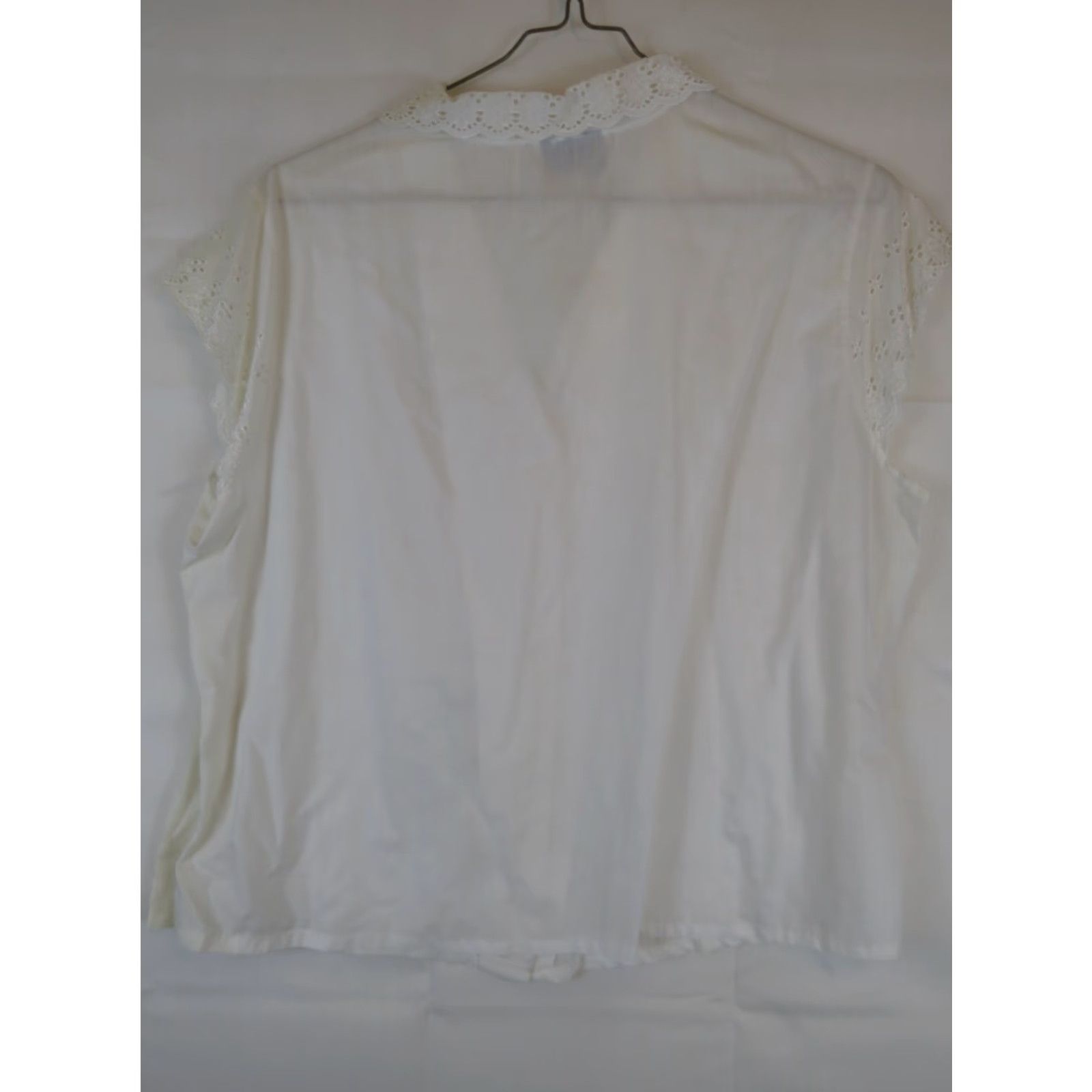 Vintage VINTAGE Charlotte G Shirt 1X White Womens 1X Blouse 50s, 60s, 70s Casual Button Collared Sleeve-less Breathable Vintage Christmas Size XL / US 12-14 / IT 48-50 - 5 Thumbnail