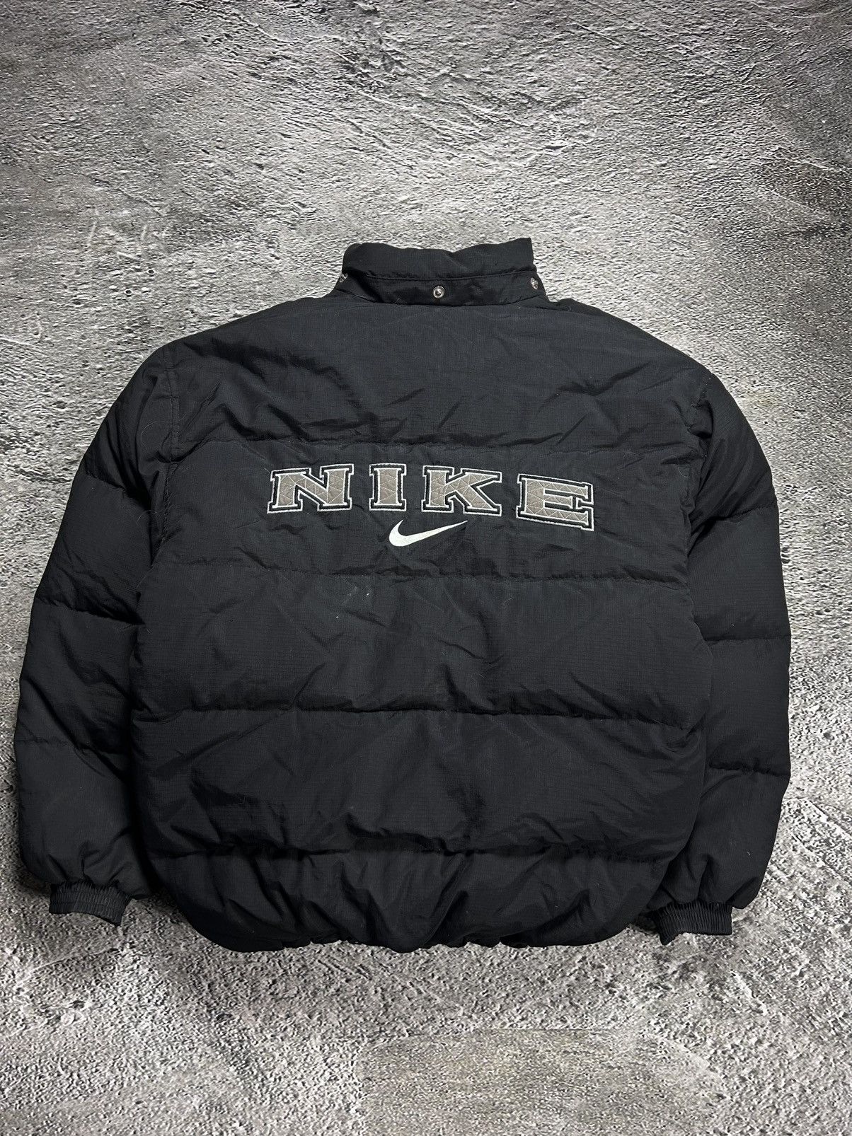 Nike Nike black puffer jacket big logo vintage 90s spell out Size US M / EU 48-50 / 2 - 1 Thumbnail