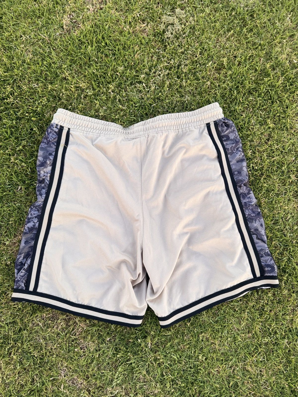 NBA NBA Tan and Gray Athletic Shorts Size US 32 / EU 48 - 4 Thumbnail