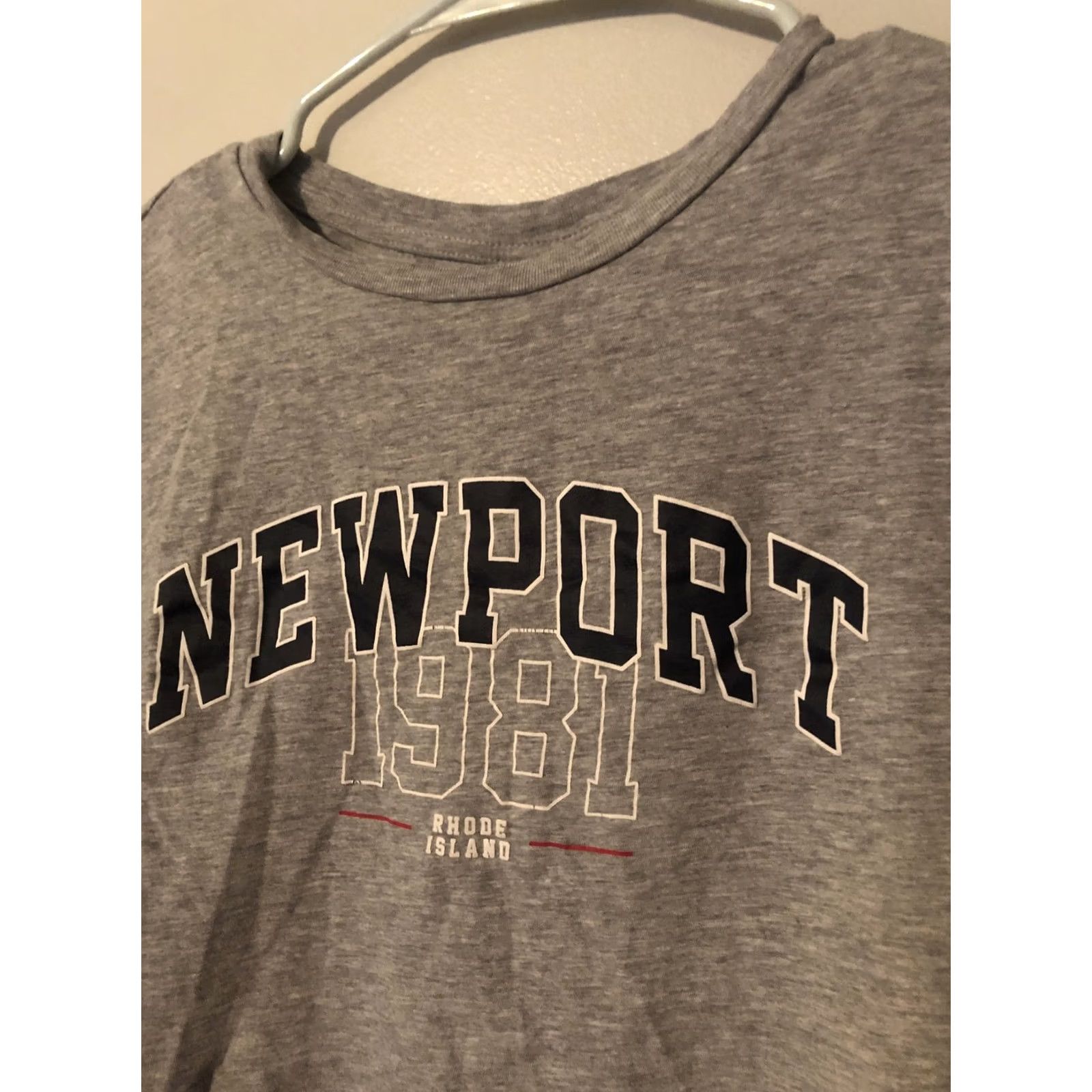 H&M VINTAGE? No. DIVIDED H&M CROP TOP T Shirt Gray Newport Rhode Island Logo XS Women Crop Short Sleeve Pullover Scoop Neck Casual All Seasons Regular Size XS / US 0-2 / IT 36-38 - 3 Thumbnail