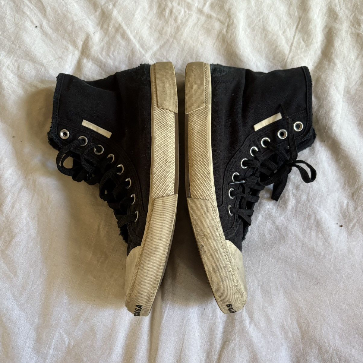 Balenciaga Balenciaga Distressed Paris Sneakers Size 41 Size US 8 / EU 41 - 2 Thumbnail