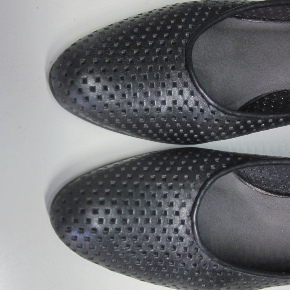 Stuart Weitzman Stuart Weitzman Ariela Perforated Leather Heels 39 Size 8.5 Size US 8.5 / IT 38.5 - 4 Thumbnail