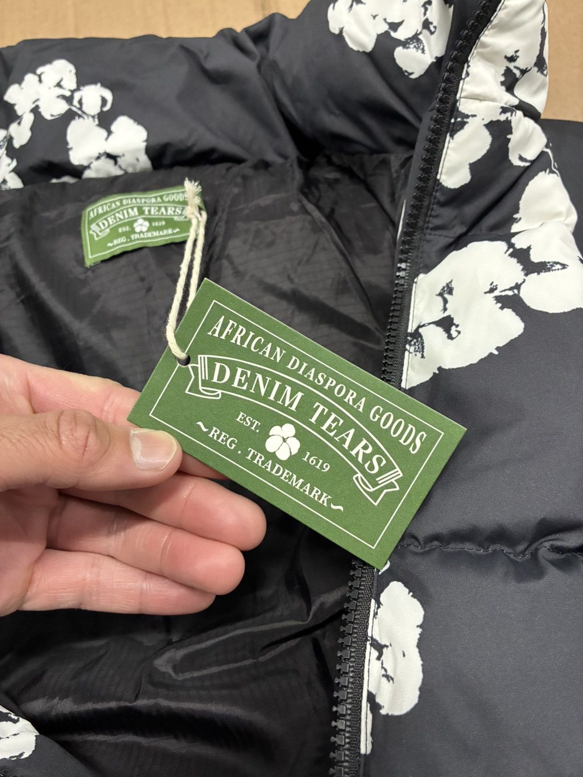 DENIM TEARS Denim tears cotton wreath puffer jacket black sz MEDIUM NEW Size US M / EU 48-50 / 2 - 6 Thumbnail