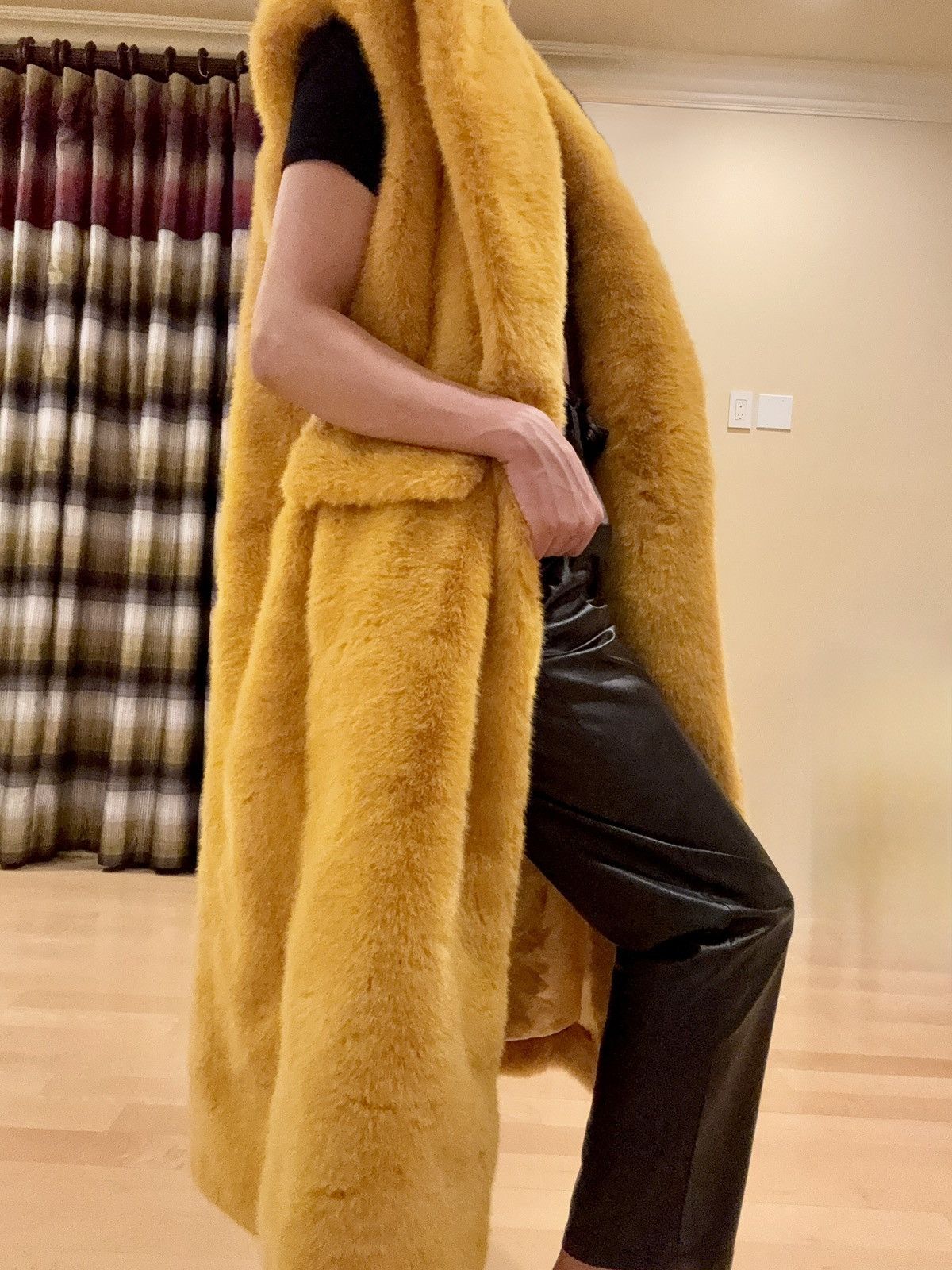 Bcbgmaxazria BCBGMaxAzria Golden Yellow Faux Fur Sleeveless Vest Size S / US 4 / IT 40 - 4 Thumbnail
