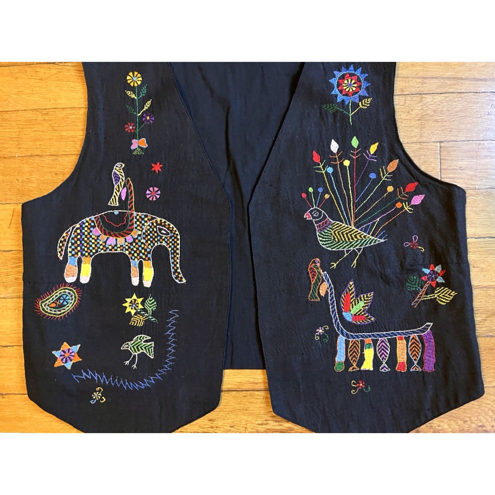 Vintage VINTAGE Aarong Bangladesh Elephant Peacock Embroidered Vest Women’s S Black 90s Size S / US 4 / IT 40 - 3 Thumbnail