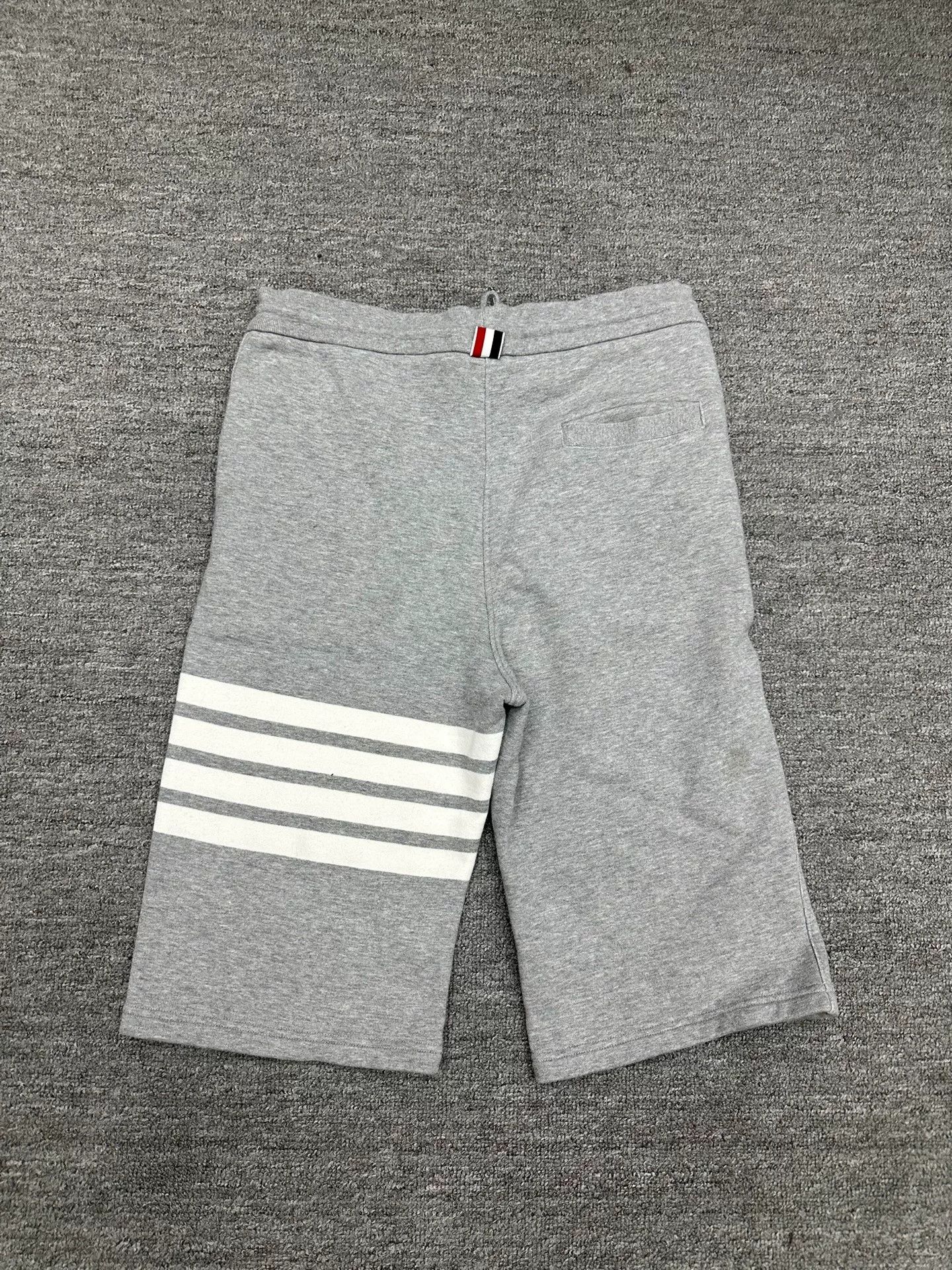 Thom Browne Thom Browne TB Classic Shorts Size US 26 / EU 42 - 2 Thumbnail