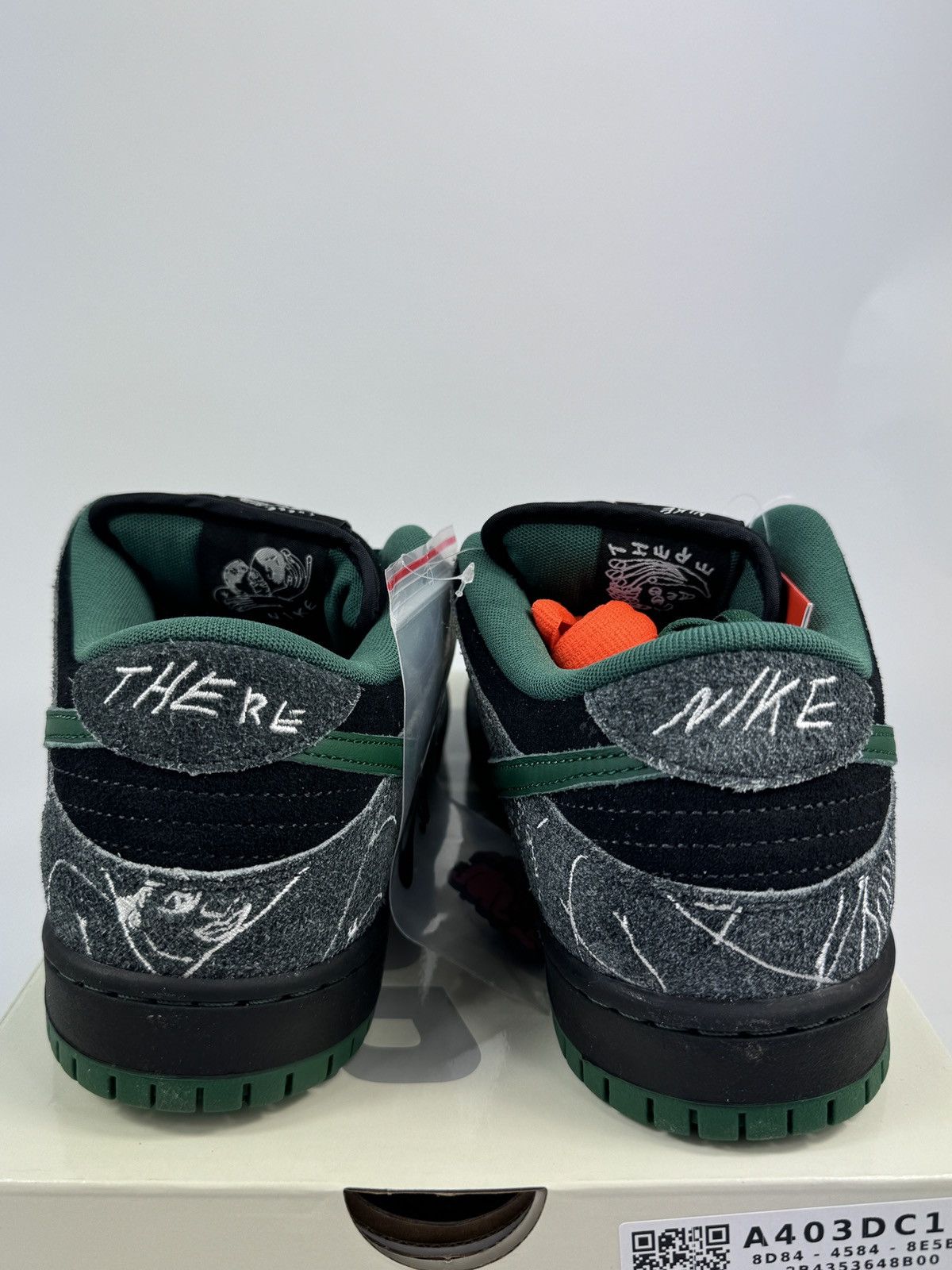 Nike NIKE SB DUNK LOW SNEAKERS Size US 10 / EU 43 - 3 Thumbnail