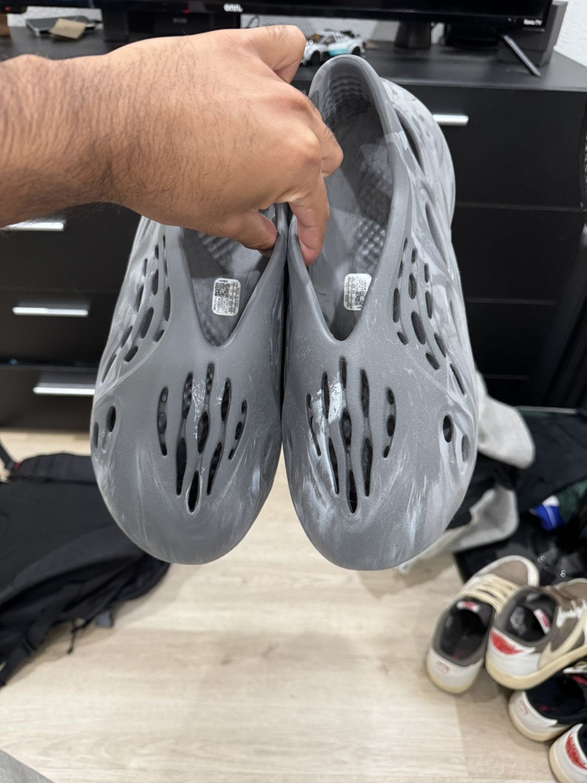 Yeezy Yeezy Foam RNR MX Granite Size US 11 / EU 44 - 5 Thumbnail