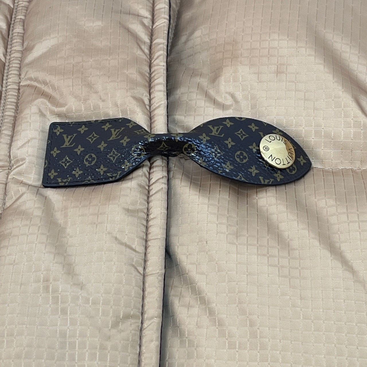 Louis Vuitton Louis Vuitton Brown down jacket with printed leather button Size US M / EU 48-50 / 2 - 7 Thumbnail