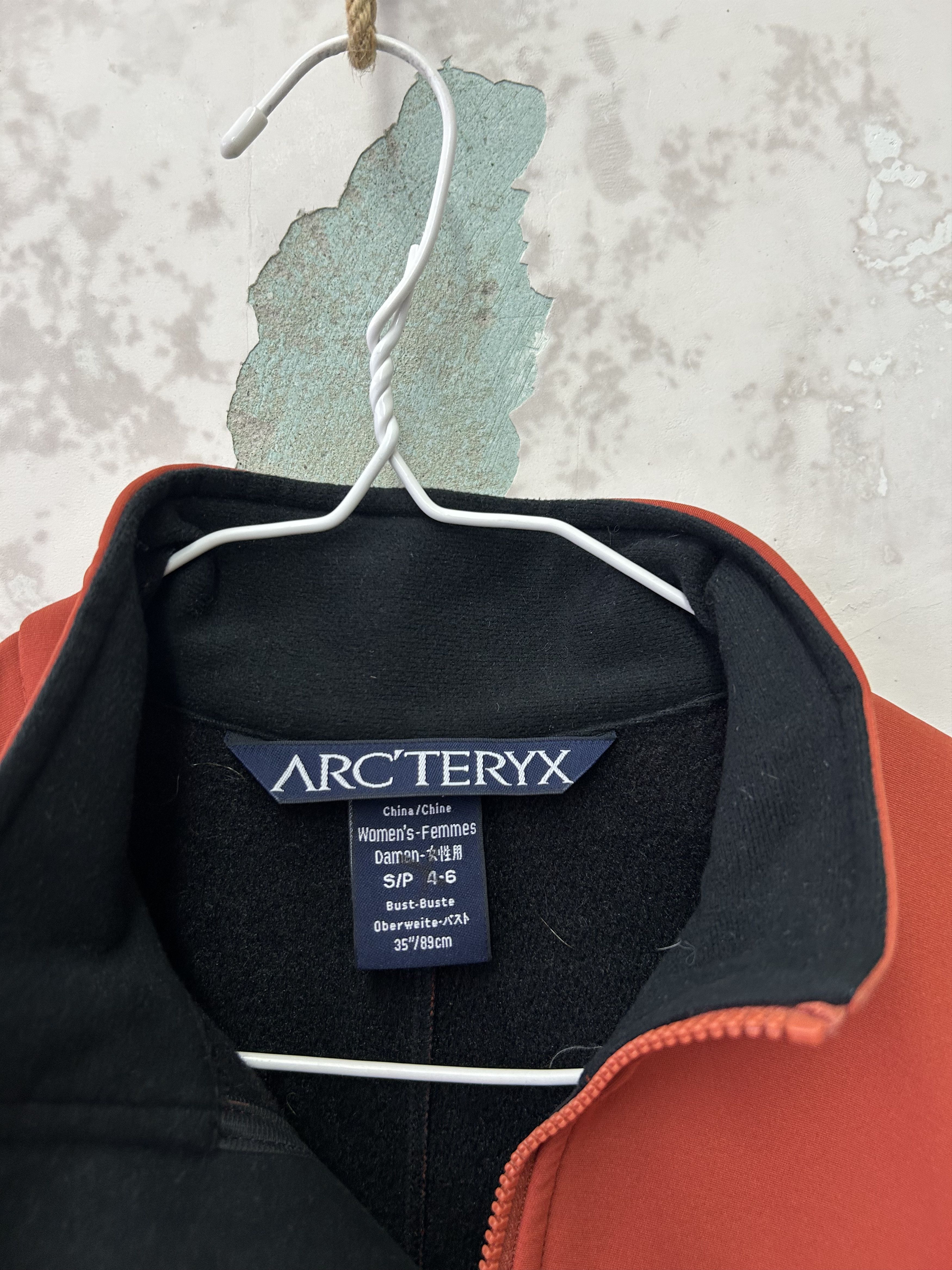 Arc'teryx Vintage Arcteryx Windbreaker Jacket Faded design rare Size S / US 4 / IT 40 - 4 Thumbnail