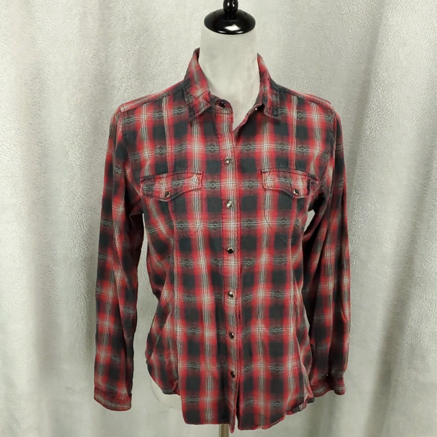 Vintage VINTAGE Woolrich Pearl Snap Shirt Womens Small Plaid Red Black Pockets Long Sleeve Size S / US 4 / IT 40 - 2 Thumbnail