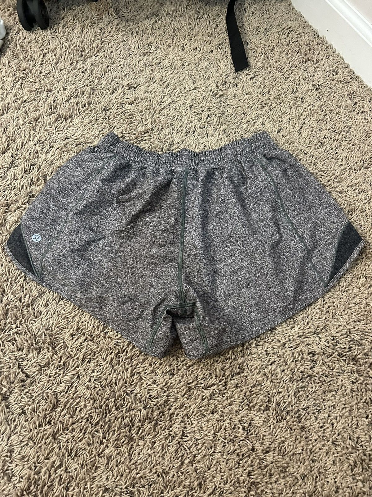 Lululemon lululemon low rise 4” hotty hots- heather gray Size 28" / US 6 / IT 42 - 2 Thumbnail