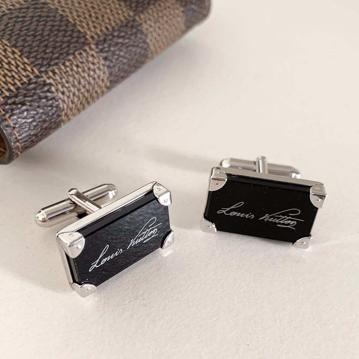 Louis Vuitton Louis Vuitton sterling silver trunk onyx cuff links in case Size ONE SIZE - 8 Thumbnail