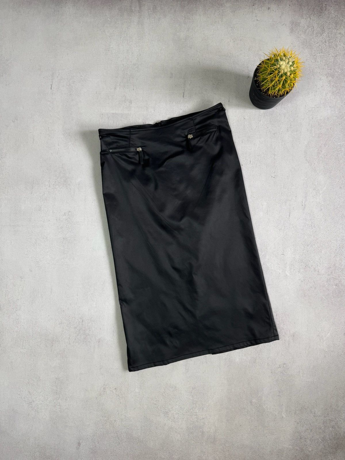 Fendi VINTAGE FENDI ROMA SKIRT BLACK RARE LUXURY Size 32" / US 10 / IT 46 - 1 Thumbnail