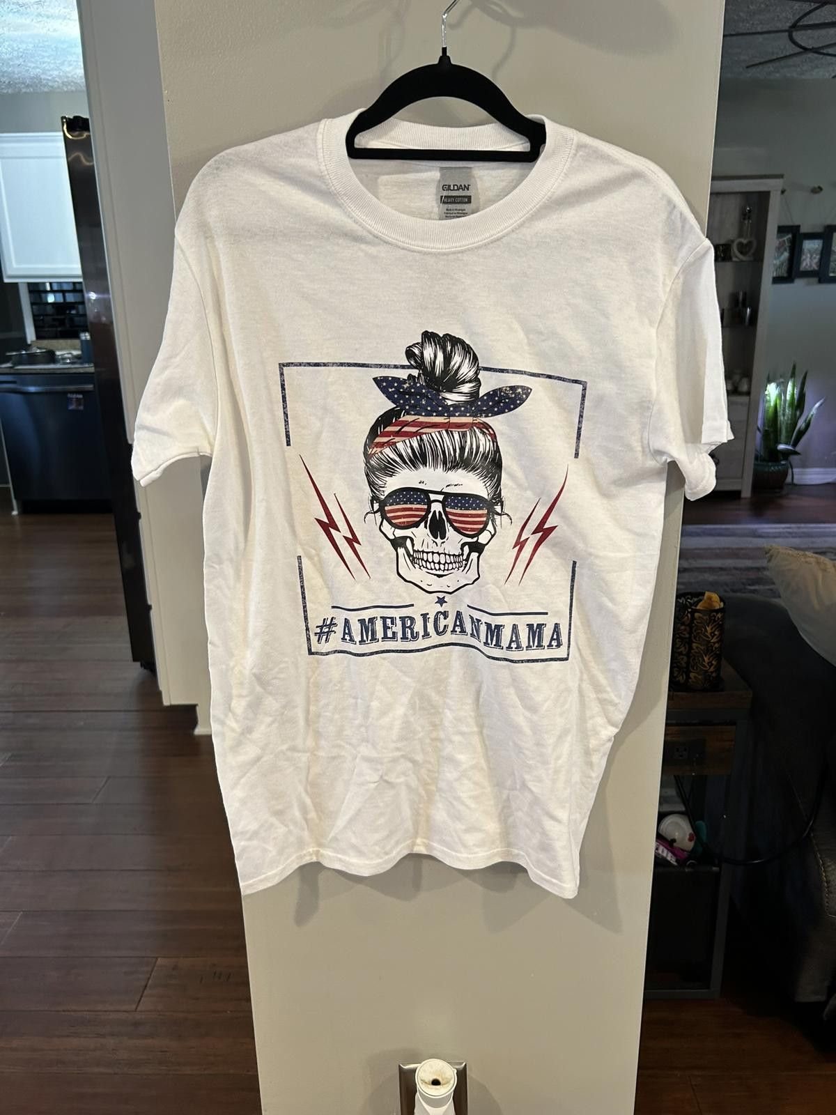 Gildan Gildan Heavy Cotton White Graphic T-Shirt with #AMERICANMAMA Size S / US 4 / IT 40 - 1 Thumbnail