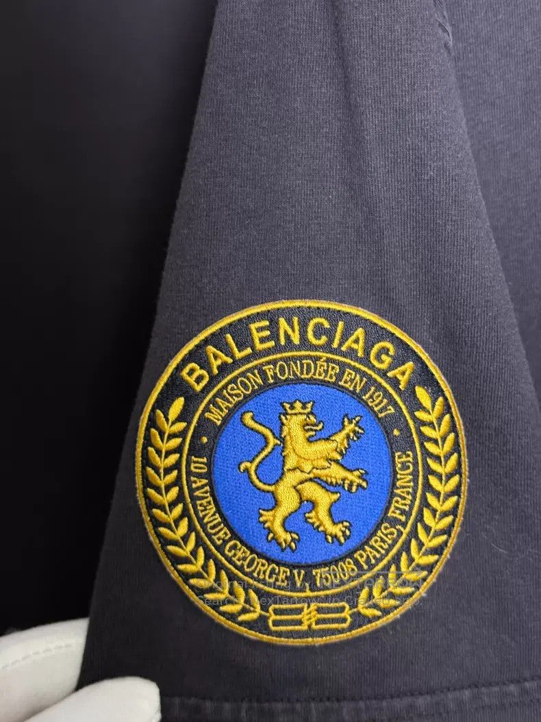 Balenciaga Balenciaga Lion Head Badge Short Sleeve T-Shirt Size US S / EU 44-46 / 1 - 3 Thumbnail