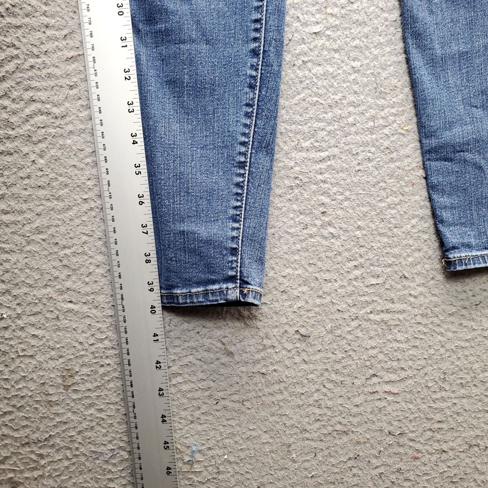 Levi's Levi's Womens Skinny Jeans 4L Blue Denim Mid Rise Faded Whiskered Streetwear Jeans Slim Size 4 Womens Color Blue 29.25 Inseam Mens Women Boys Girls Size 27" / US 4 / IT 40 - 3 Thumbnail
